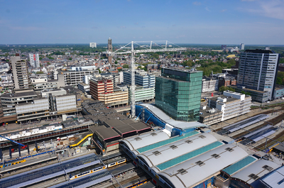 821415 Overzicht van het Centraal Station en het kantoor- en winkelcentrum Hoog Catharijne te Utrecht, vanaf het in ...
